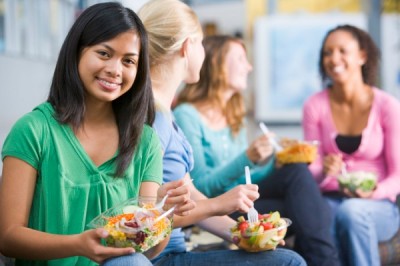 students-eating-salad-