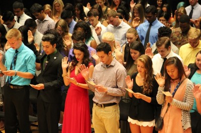 Inductees reciting the Honors College Pledge.